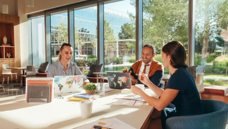 Atraure empreses de serveis